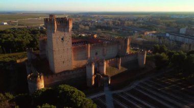 Medina del Campo, Valladolid, Castilla y Leon, İspanya 'daki La Mota Ortaçağ Kalesi' nin havadan görünüşü. Yüksek kalite 4k görüntü