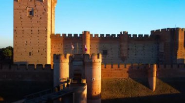 Medina del Campo, Valladolid, Castilla y Leon, İspanya 'daki La Mota Ortaçağ Kalesi' nin havadan görünüşü. Yüksek kalite 4k görüntü