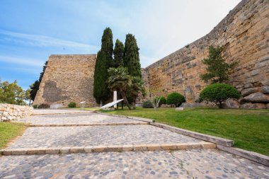 İspanya 'nın Tarragona kentindeki anıtsal Roma duvarlarıyla Arkeolojik Yürüyüş manzarası. Yüksek kaliteli fotoğrafçılık