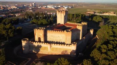 Medina del Campo, Valladolid, Castilla y Leon, İspanya 'daki La Mota Ortaçağ Kalesi' nin havadan görünüşü. Yüksek kalite 4k görüntü
