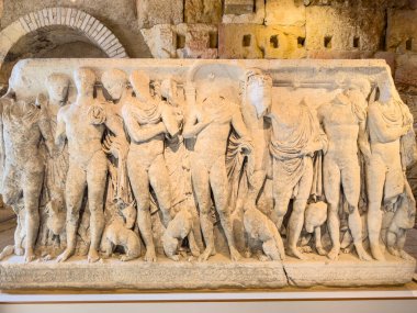 Tarragona, İspanya - 8 Nisan 2023: Roma Sirki 'ne ve Pretoryum Kulesi' nin arkeolojik kompleksine yerleştirilen Hippolytus lahitinin görüntüsü, UNESCO Dünya Mirası. 