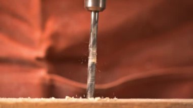 Tahtayı delen matkabın yavaş hareket eden Macro detayı. Yüksek kaliteli FullHD görüntüler