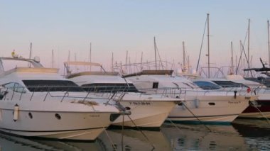 Cambrils, İspanya - 7 Nisan 2023: Yatchs limana demir attı. Yüksek kalite 4k görüntü