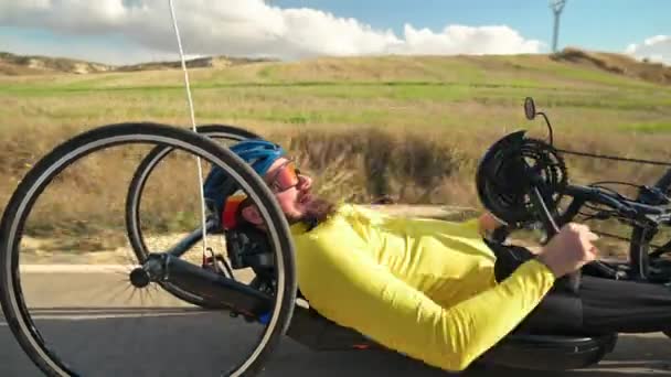 Atleta Con Entrenamiento Discapacidad Con Handbike Una Pista Imágenes Alta — Vídeos de Stock