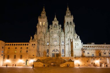 Santiago de Compostela Katedrali geceleri. Aziz James Katedrali 'nin haccı. Obradoiro Meydanı, Galiçya, İspanya. Yüksek kalite fotoğraf