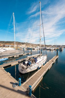 Sanxenxo, İspanya - 8 Şubat 2023: İspanya 'nın Galiçya kentindeki Sanxenxo' nun ünlü turistik limanında demirlemiş Yatchs. Yüksek kaliteli fotoğrafçılık . 