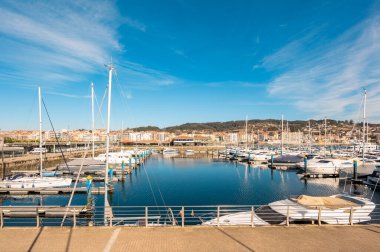 Sanxenxo, İspanya - 8 Şubat 2023: İspanya 'nın Galiçya kentindeki Sanxenxo' nun ünlü turistik limanında demirlemiş Yatchs. Yüksek kaliteli fotoğrafçılık . 