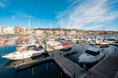 Sanxenxo, İspanya - 8 Şubat 2023: İspanya 'nın Galiçya kentindeki Sanxenxo' nun ünlü turistik limanında demirlemiş Yatchs. Yüksek kaliteli fotoğrafçılık . 