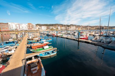 Sanxenxo, İspanya - 8 Şubat 2023: İspanya 'nın Galiçya kentindeki ünlü Sanxenxo limanında demirlemiş balıkçı tekneleri. Yüksek kaliteli fotoğrafçılık . 