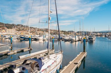 Sanxenxo, İspanya - 8 Şubat 2023: İspanya 'nın Galiçya kentindeki Sanxenxo' nun ünlü turistik limanında demirlemiş Yatchs. Yüksek kaliteli fotoğrafçılık . 