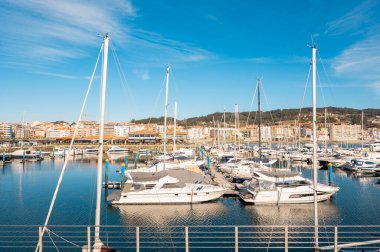 Sanxenxo, İspanya - 8 Şubat 2023: İspanya 'nın Galiçya kentindeki Sanxenxo' nun ünlü turistik limanında demirlemiş Yatchs. Yüksek kaliteli fotoğrafçılık . 