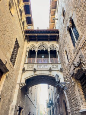 Barcelona 'nın Gotik Mahallesi' ndeki Bishop Köprüsü, Katalonya, İspanya. Yüksek kaliteli fotoğrafçılık . 
