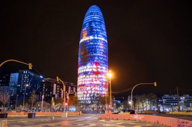 Barselona, İspanya - 7 Nisan 2023: Torre Agbar, İspanya 'nın Barselona kentindeki iş kulesi. Yüksek kalite fotoğraf