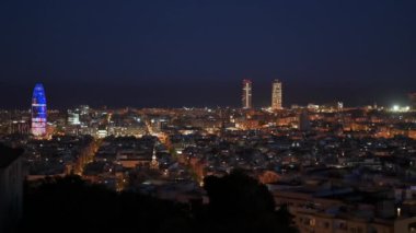  Barcelona Skyline, İspanya 'nın gece manzarası. Yüksek kalite 4k video.