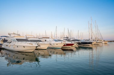 Yatchs 'in güneş batarken demirlediği Cambrils rıhtımının manzarası, Katalonya, İspanya. Yüksek kalite fotoğraf
