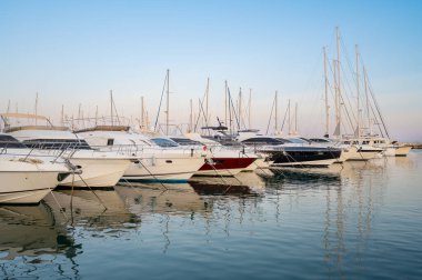 Yatchs 'in güneş batarken demirlediği Cambrils rıhtımının manzarası, Katalonya, İspanya. Yüksek kalite fotoğraf