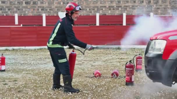 Профессиональный Пожарный Специальном Костюме Практикующийся Огнетушителем Подготовка Пожарных Тушению Пожаров — стоковое видео