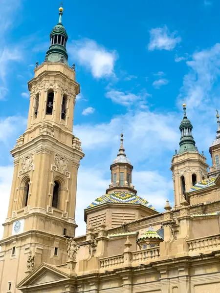 İspanya, Zaragoza 'daki El Pilar Bazilikası ve katedrali. Yüksek kalite fotoğraf