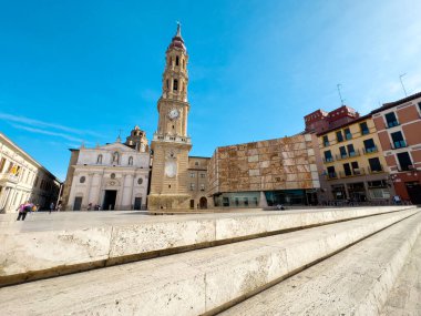  Zaragoza 'nın El Salvador Katedrali ve Seo Meydanı güneşli bir günde, Aragon, İspanya. Yüksek kalite fotoğraf