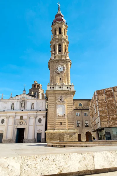  Zaragoza 'nın El Salvador Katedrali ve Seo Meydanı güneşli bir günde, Aragon, İspanya. Yüksek kalite fotoğraf