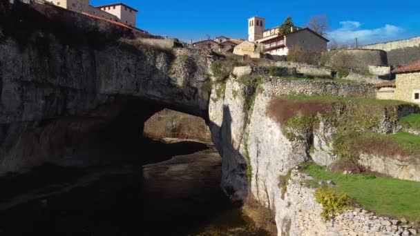 Puentedey Havadan Görünüşü Nehrin Üzerinde Doğal Bir Köprüsü Olan Pitoresk — Stok video