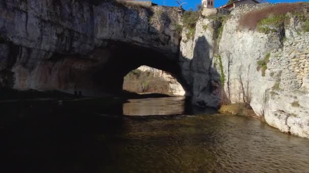 Vista Aérea Puentedey Pintoresco Pueblo Con Puente Natural Sobre Río — Vídeo de stock