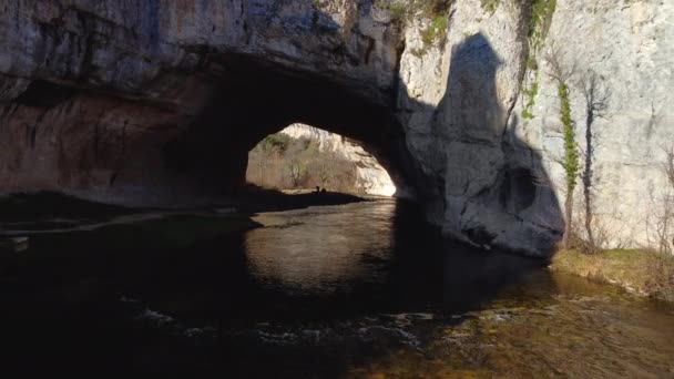 Flygfoto Över Puentedey Pittoresk Med Naturlig Bro Över Floden Burgos — Stockvideo