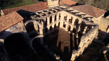 Santa Maria De Rioseco, Burgos, İspanya 'da terk edilmiş antik bir manastırın hava manzarası. Yüksek kalite 4k görüntü
