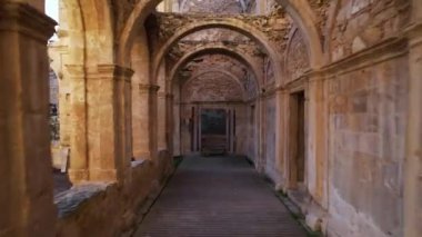 İspanya, Castilla y Leon 'daki Santa Maria de Rioseco Manastırı' nın kalıntılarının Dolly 'si. Yüksek kalite 4k görüntü