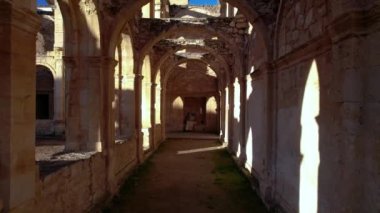 İspanya, Castilla y Leon 'daki Santa Maria de Rioseco Manastırı' nın kalıntılarının Dolly 'si. Yüksek kalite 4k görüntü