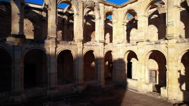 古代の放棄された修道院の遺跡の空中ビューサンタマリア リオセコ ブルゴス スペイン 高品質4K映像 — ストック動画