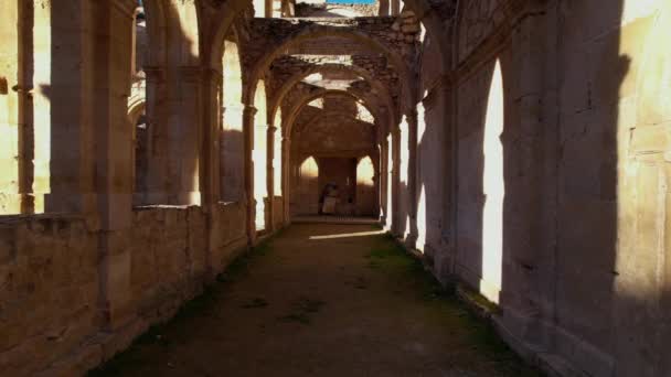 ドリーは スペインのブルゴスにあるサンタ マリア リオセコ修道院の遺跡を撮影しました 高品質の4K映像 — ストック動画