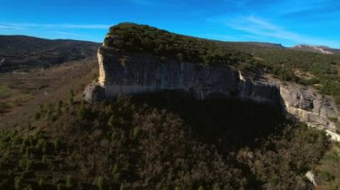 Puentedey Burgos, İspanya 'daki La Mea şelalesinin ve kanyonun havadan görünüşü. Yüksek kalite 4k görüntü
