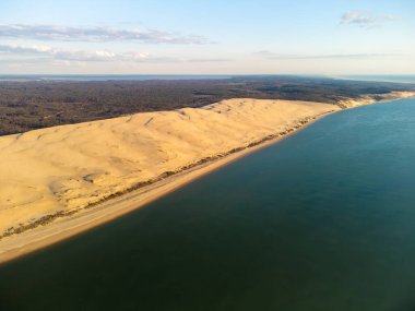 Avrupa 'nın en uzun kum tepesi olan Pilat' ın Aerial View Dune 'u, Arcachon Körfezi, Aquitaine, Fransa. Yüksek kalite fotoğraf