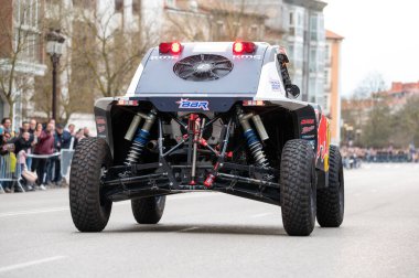 Burgos, İspanya - 16 Mart 2024: T3 kategorisinde 2024 Dakar Rallisi şampiyonu olduktan sonra bir sokak sergisinde Sürücü Cristina Gutierrez. Yüksek kalite fotoğraf