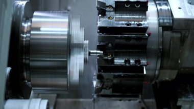 CNC torna makinesi metal şaft parçalarını kesiyor. CNC dönüşüm makinesiyle çalışan yüksek teknolojili metal. Yüksek kalite 4k görüntü