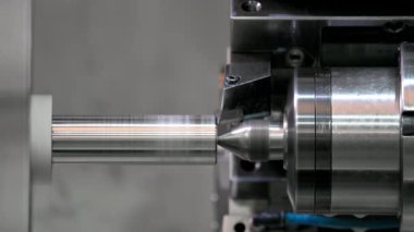 CNC torna makinesi metal şaft parçalarını kesiyor. CNC dönüşüm makinesiyle çalışan yüksek teknolojili metal. Yüksek kalite 4k görüntü