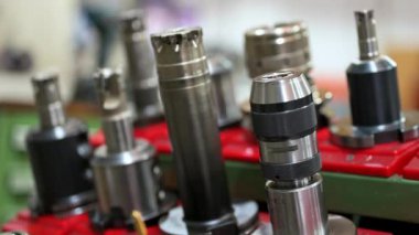 Çeşitli yüksek hassasiyetli araçlar. Cnc makine merkezi veya otomatik değirmen makinesi arayüz kesme aracı ve Milli için tutucu aygıt. Yüksek kalite 4k görüntü