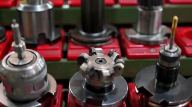 Çeşitli yüksek hassasiyetli araçlar. Cnc makine merkezi veya otomatik değirmen makinesi arayüz kesme aracı ve Milli için tutucu aygıt. Yüksek kalite 4k görüntü