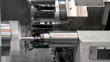 CNC torna makinesi metal şaft parçalarını kesiyor. CNC dönüşüm makinesiyle çalışan yüksek teknolojili metal. Yüksek kalite 4k görüntü