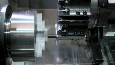 CNC torna makinesi metal şaft parçalarını kesiyor. CNC dönüşüm makinesiyle çalışan yüksek teknolojili metal. Yüksek kalite 4k görüntü