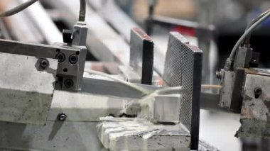 Otomatik bant testeresi, metal çubuğu su bazlı soğutma metoduyla kesiyor. Yüksek kalite 4k görüntü