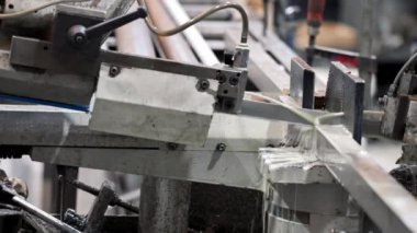 Otomatik bant testeresi, metal çubuğu su bazlı soğutma metoduyla kesiyor. Yüksek kalite 4k görüntü