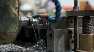 CNC torna makinesi metal şaft parçalarını kesiyor. CNC dönüşüm makinesiyle çalışan yüksek teknolojili metal. Yüksek kalite 4k görüntü