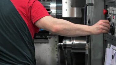 Fabrikadaki CNC kontrol panosundaki düğmelere basan işçiler. Yüksek kalite 4k görüntü