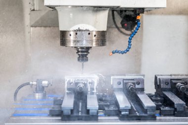 CNC 'nin dönüşüm, kesme, metal öğütme işlemleri. Endüstriyel makineler. Yüksek kaliteli fotoğrafçılık