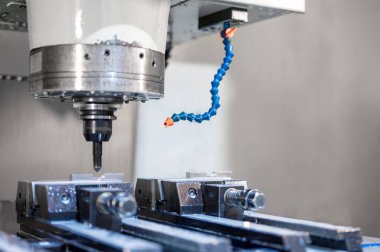 CNC 'nin dönüşüm, kesme, metal öğütme işlemleri. Endüstriyel makineler. Yüksek kaliteli fotoğrafçılık