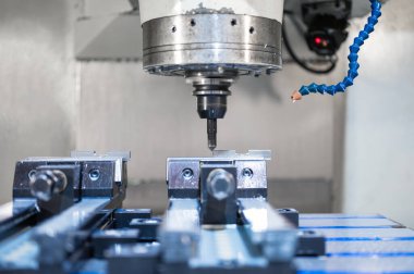 CNC 'nin dönüşüm, kesme, metal öğütme işlemleri. Endüstriyel makineler. Yüksek kaliteli fotoğrafçılık