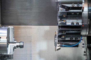 Metal parçaları kesen CNC torna makinesi. CNC dönüşüm makinesiyle çalışan yüksek teknolojili metal. Yüksek kaliteli fotoğrafçılık.