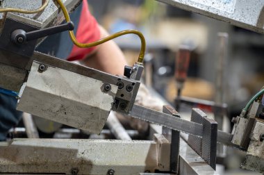 Otomatik bant testeresi, metal çubuğu su bazlı soğutma metoduyla kesiyor. Yüksek kaliteli fotoğrafçılık